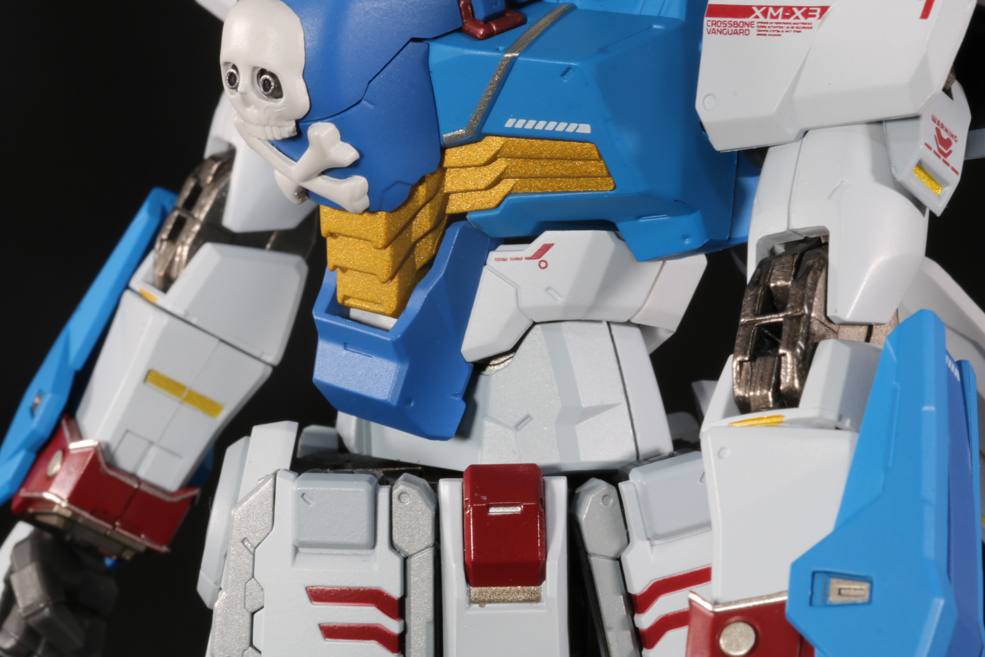 腰部は左右への動きと上体そらしなどの動きが可能