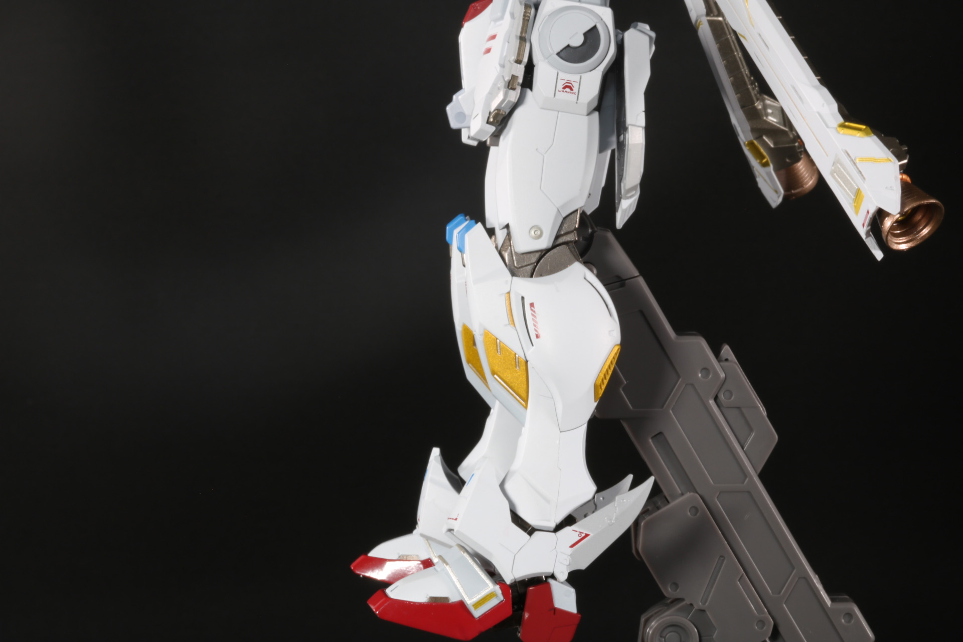 股関節部分はスライド機構によって太ももを大きく上げることができ、膝関節も2重関節によって自然な動きができる