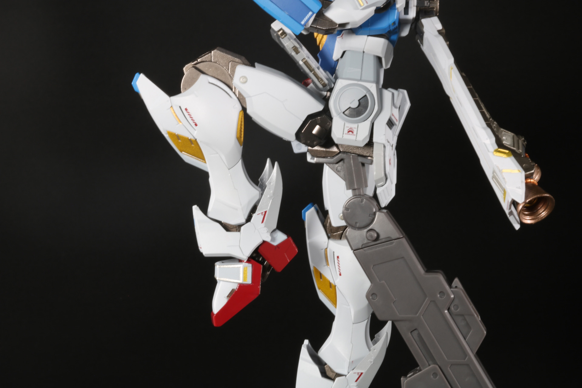 股関節部分はスライド機構によって太ももを大きく上げることができ、膝関節も2重関節によって自然な動きができる