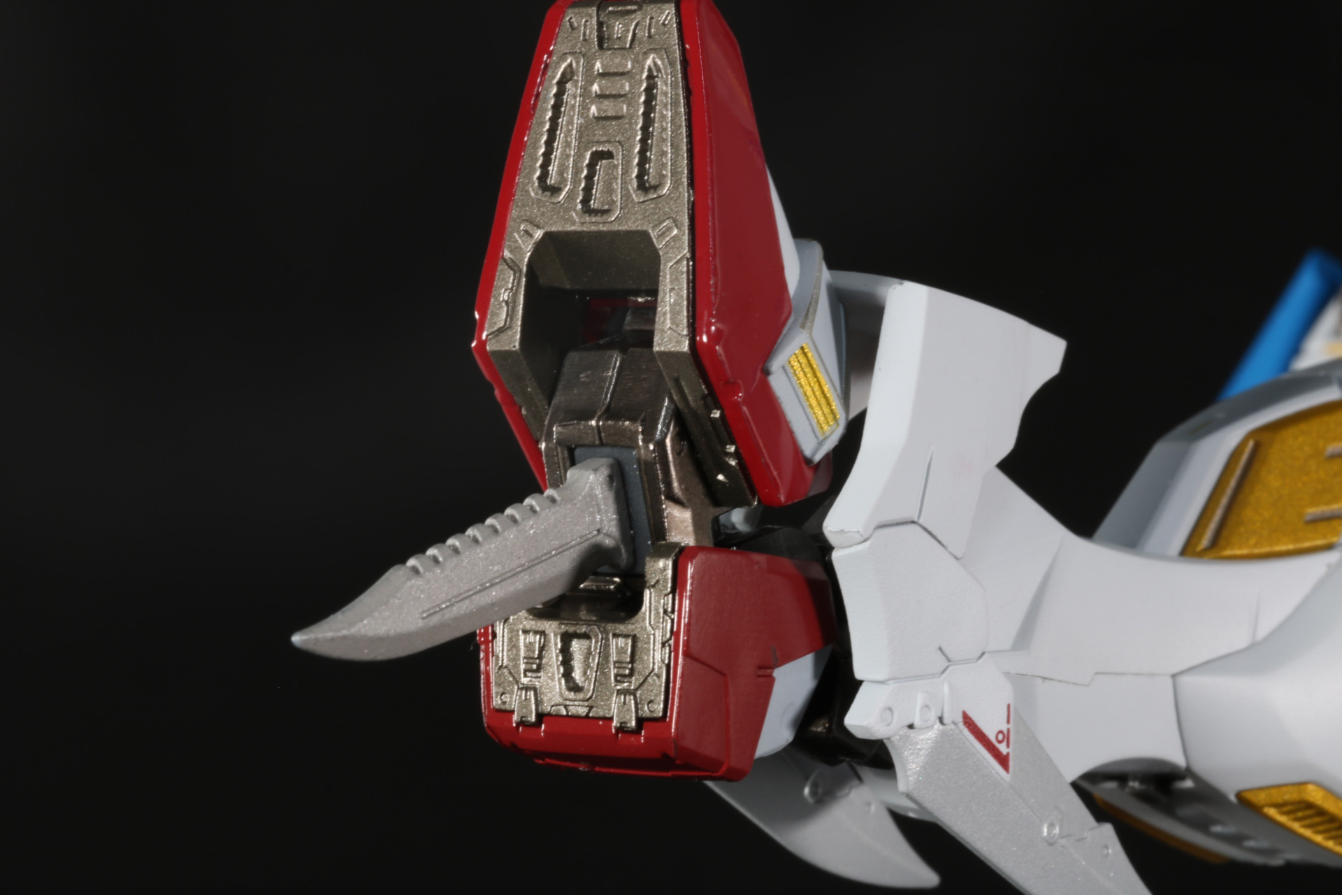 「ヒート・ダガー」の刃を接続することで展開が可能