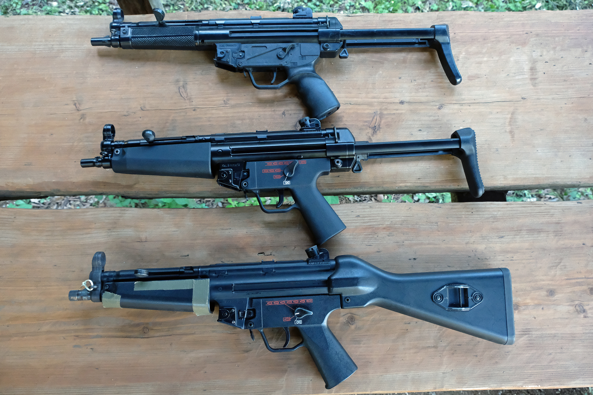 上は比較用の筆者私物の東京マルイエアーコッキング式「MP5A3」、真ん中が「次世代電動ガン MP5A5」、下がやはり私物の「スタンダードMP5A4」