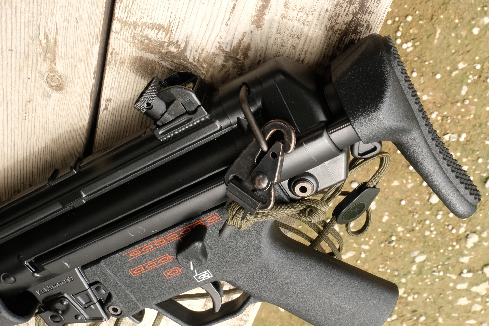 アッパーレシーバーのリブなど角が丸くなっている。模型なら“エッジが出ていない”と言われる状態だが、実銃を忠実に再現している