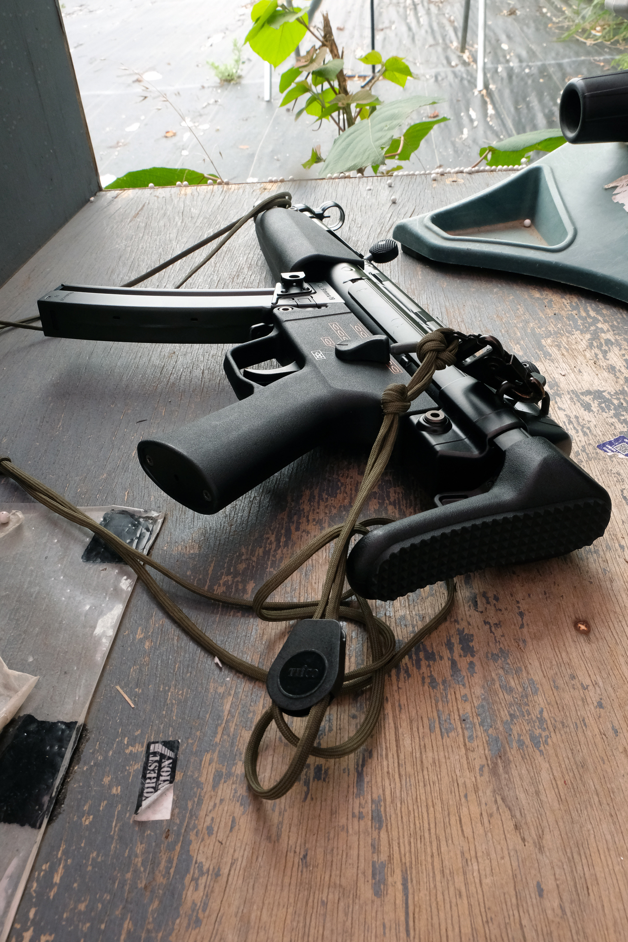 「次世代電動ガン MP 5A5」を屋外で撮った写真。ネットで検索してポンと画像だけ出てきたら、中々実銃と見分けがつかないと思われる