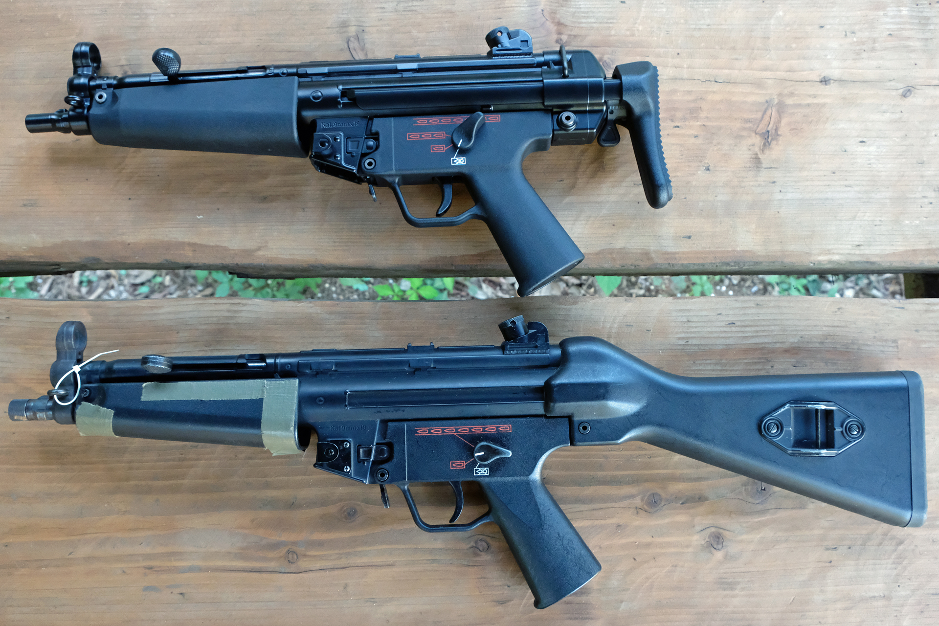 「スタンダードMP5A4」（下）と「次世代電動ガン MP5A5」（上）