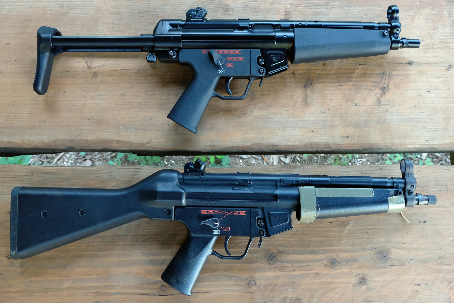 「スタンダードMP5A4」（下）と「次世代電動ガン MP5A5」（上）