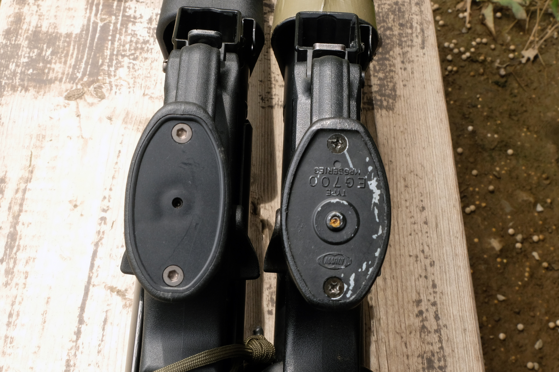 「スタンダードMP5A4」（向かって右）と「次世代電動ガン MP5A5」（向かって左）のグリップの比較