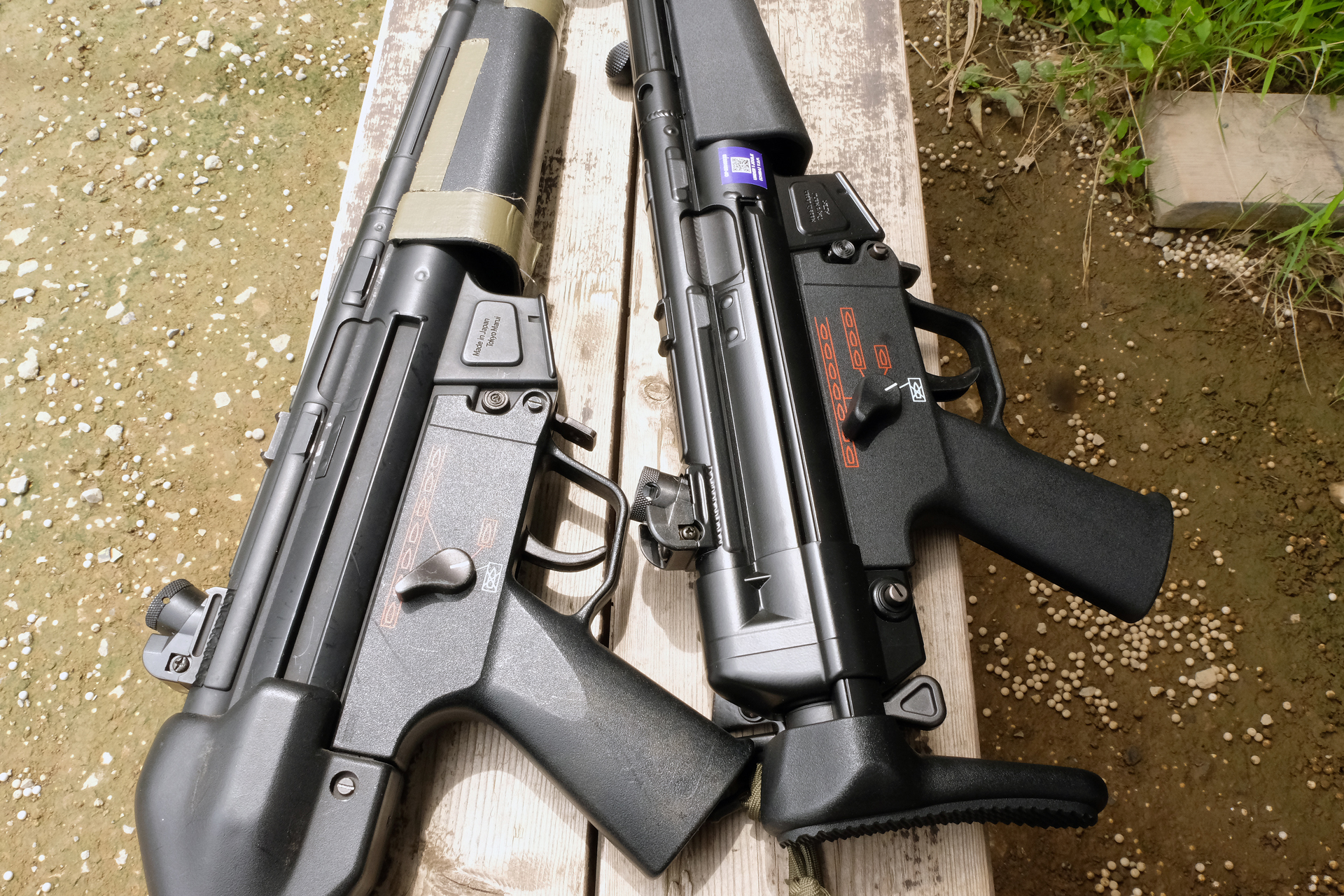 「スタンダードMP5A4」（向かって左）と次世代電動ガン（向かって右）のレシーバーの比較。フォルムの特徴は良く捕らえられているのがわかる