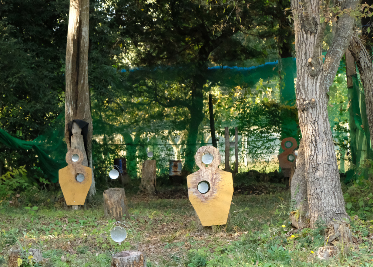 ホワイトベースのシューティングレンジ。人型のターゲットの距離は、手前の真ん中が10m、左が15m、右奥が25m