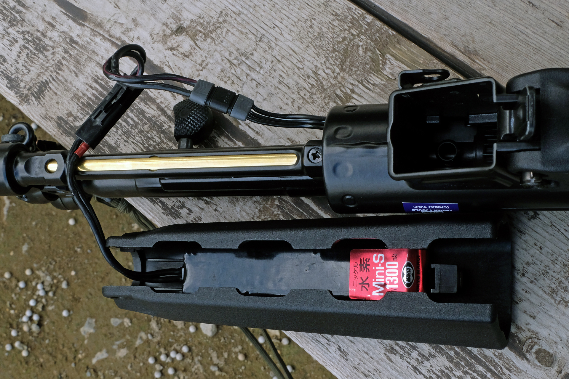 まずハンドガード内側の突起に合わせてバッテリーをセットする