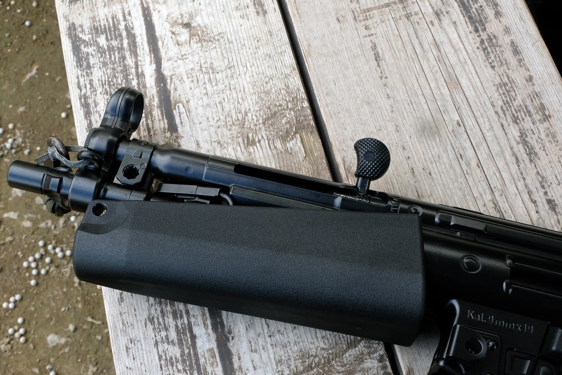 慎重にハンドガードをセットする。電飾の知識があれば部分的に結束バンドで使うなど工夫してみよう