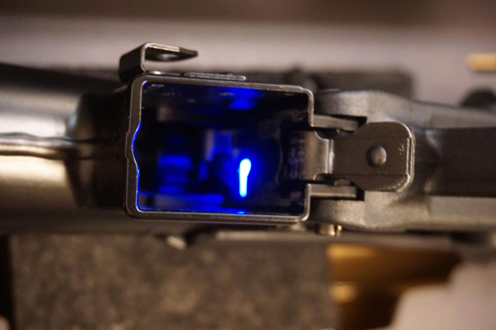 青いLEDが点滅しているとオートストップオフの状態。いわゆる「空撃ちモード」だ