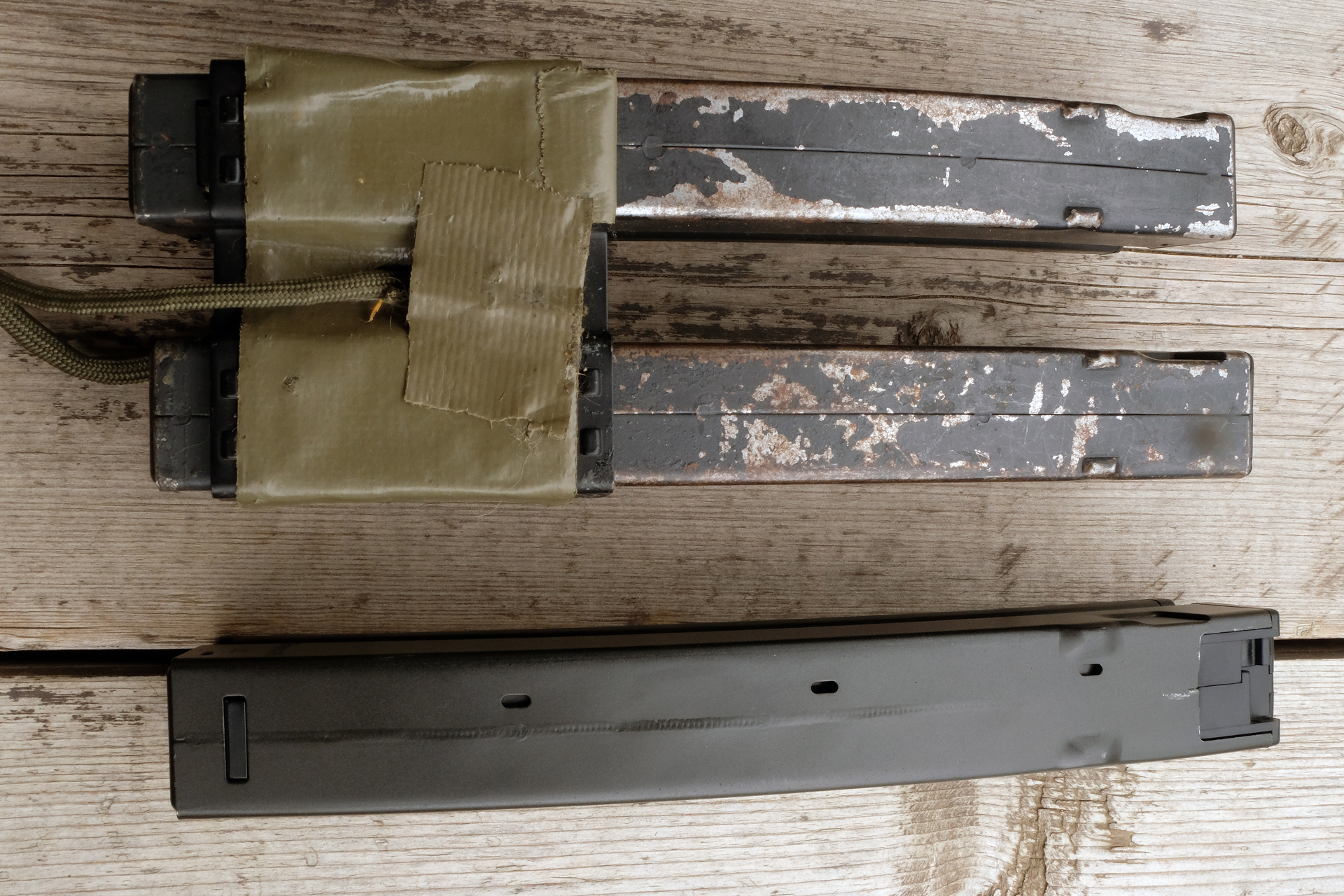 筆者は「スタンダードMP5A4」では火力不足を補う為、マガジンを2本束ねて使っていた