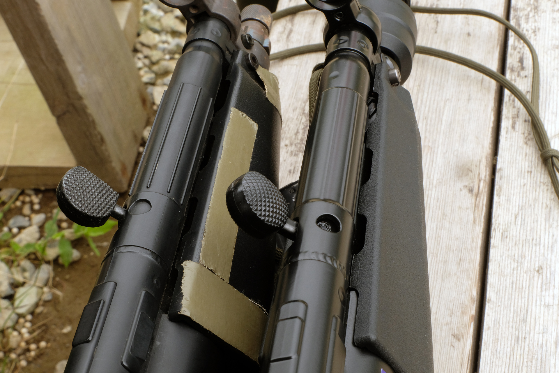 コッキングハンドルを引いて固定した状態。「スタンダードMP5A4」（向かって左）では丸いモールドだった部分が、実は穴になっている事に初めて気付いた