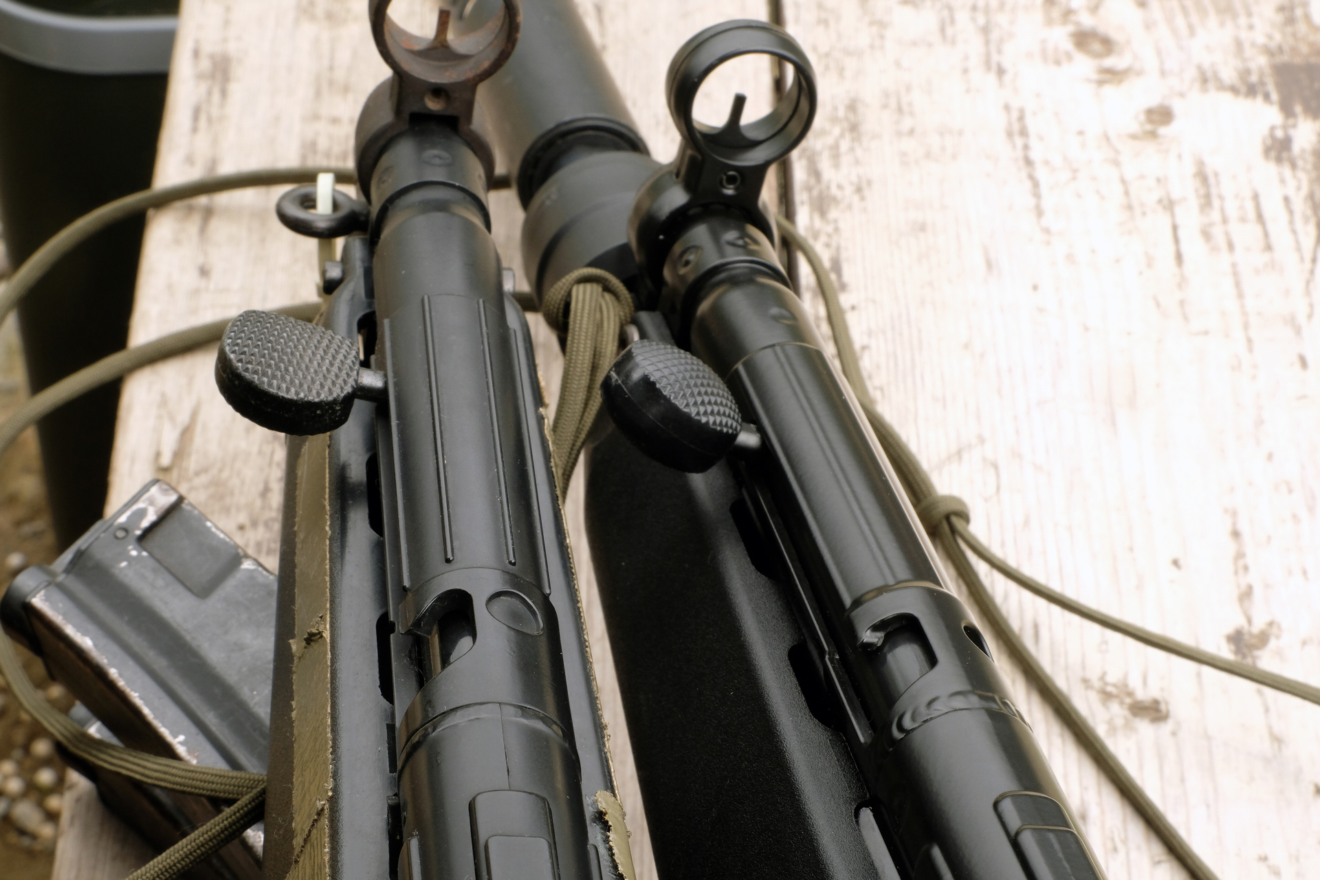 コッキングハンドルを戻して発射可能な状態を別角度から