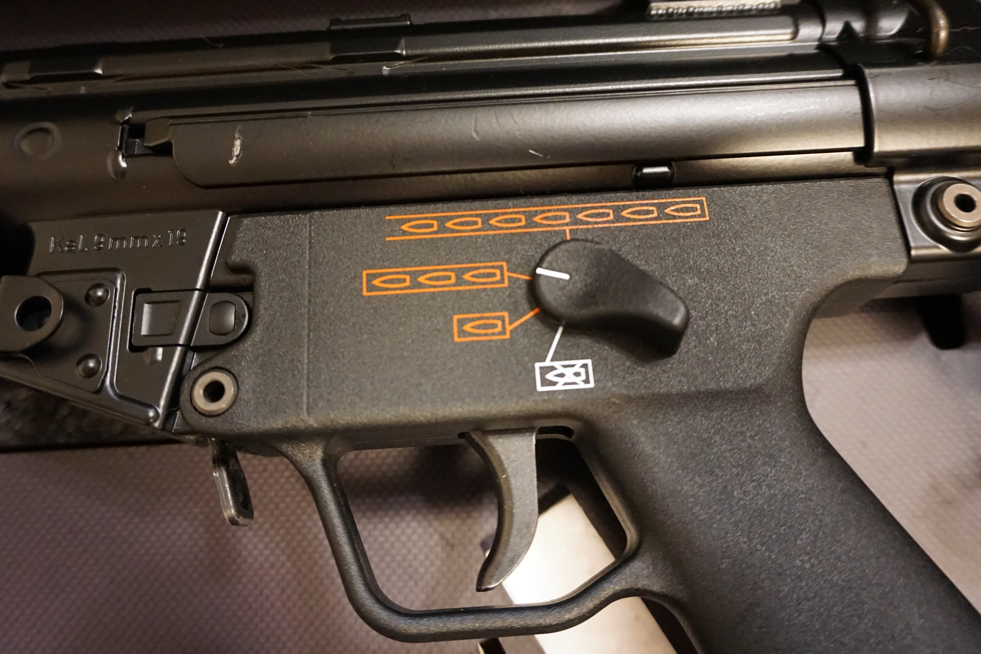 下から、セイフティオン→セミオート→3点バースト→フルオート。画像はセレクターを3点バーストに入れた状態