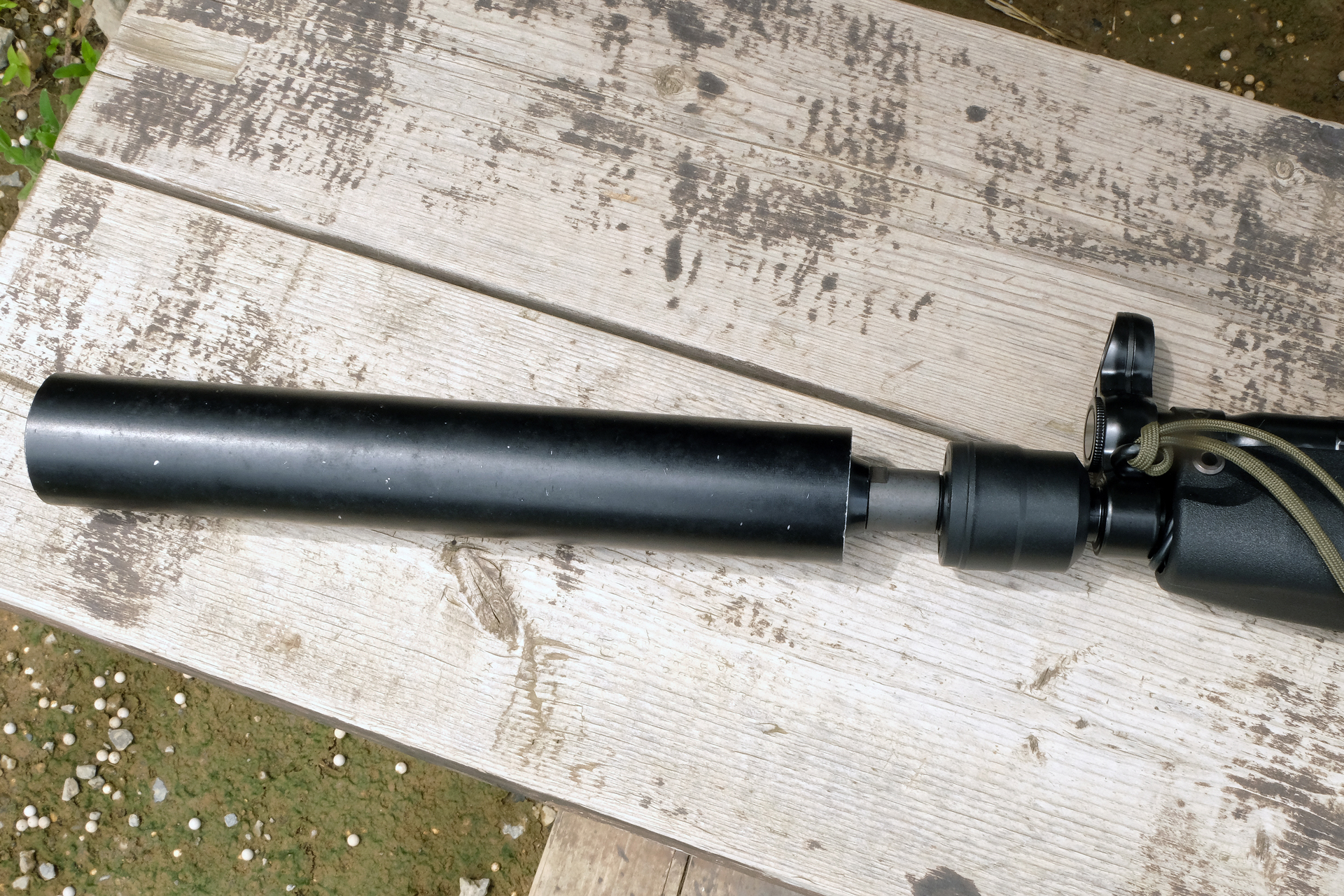 「MP5A5」に3LUGマズルアダプターを介してロングサプレッサーを付けた状態