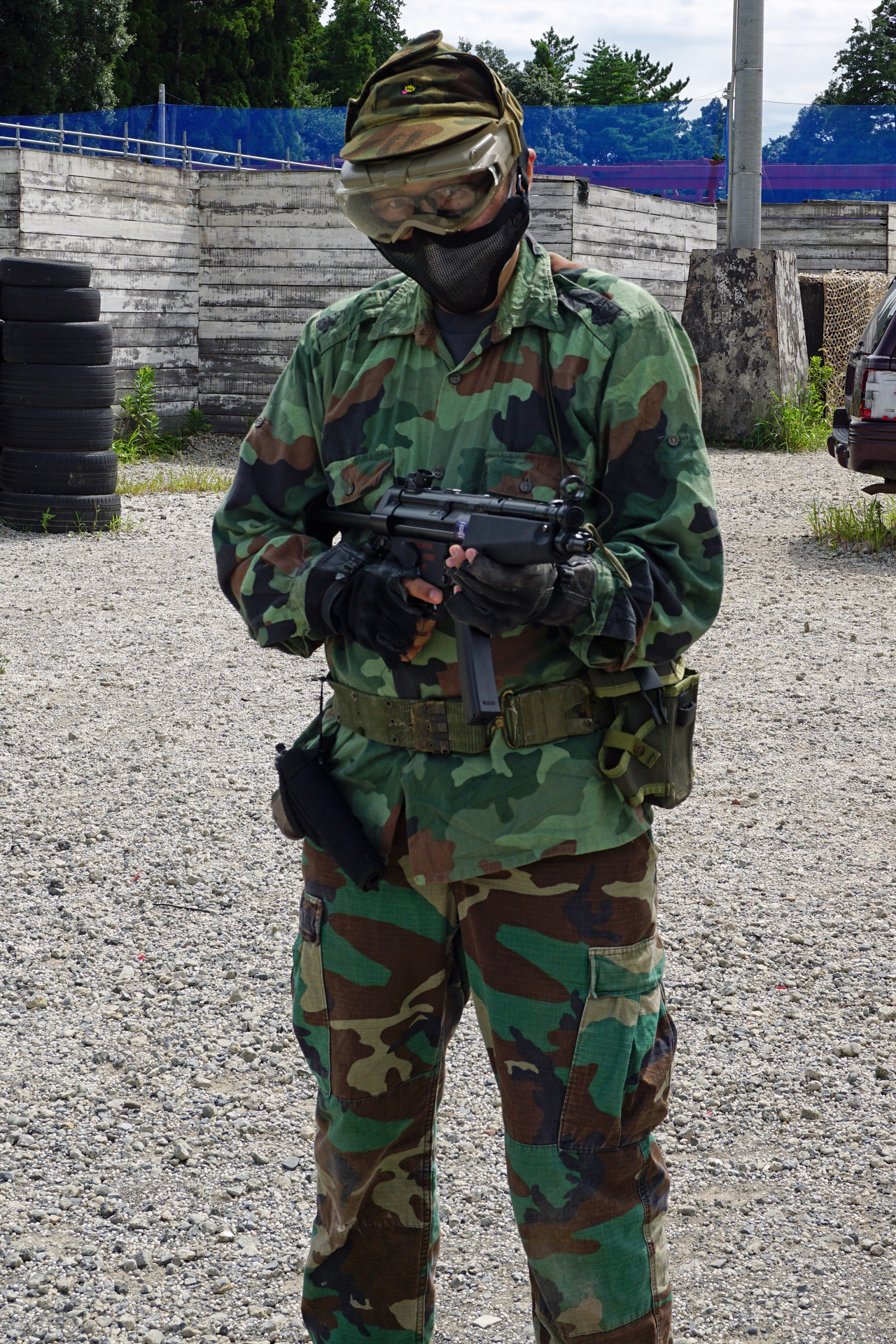 1990年代にこだわった「次世代電動ガン MP5A5」に合わせ、1990年代のセルビア民兵を意識した装備で参加した