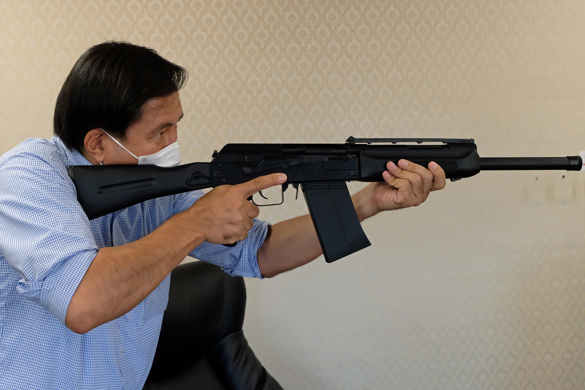 大きなボックスタイプのマガジンが目を惹くSAIGA-12K。シルエットはAK-47そのままだ