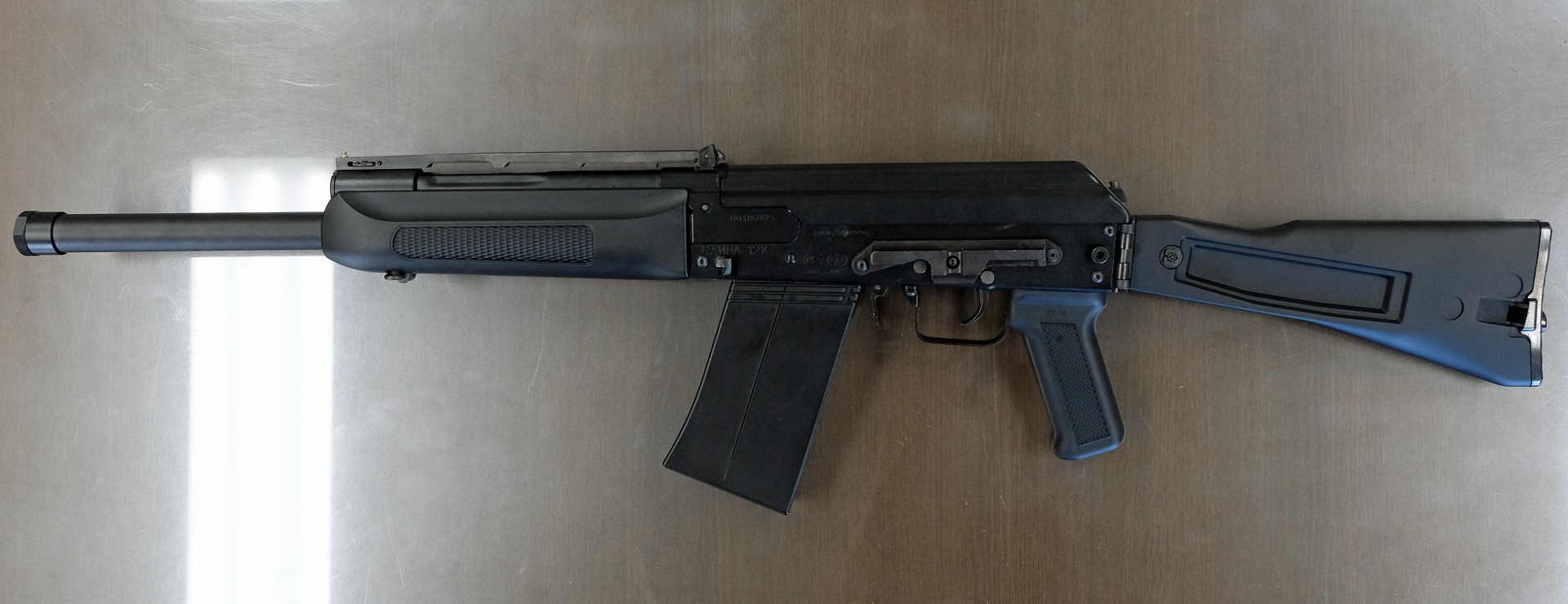 「ガスブローバックショットガン SAIGA-12K」の外観。レシーバーの塗装などで「ガスブローバックマシンガン AKM」の技術を使用しているものの、部品もすべて新規設計だという
