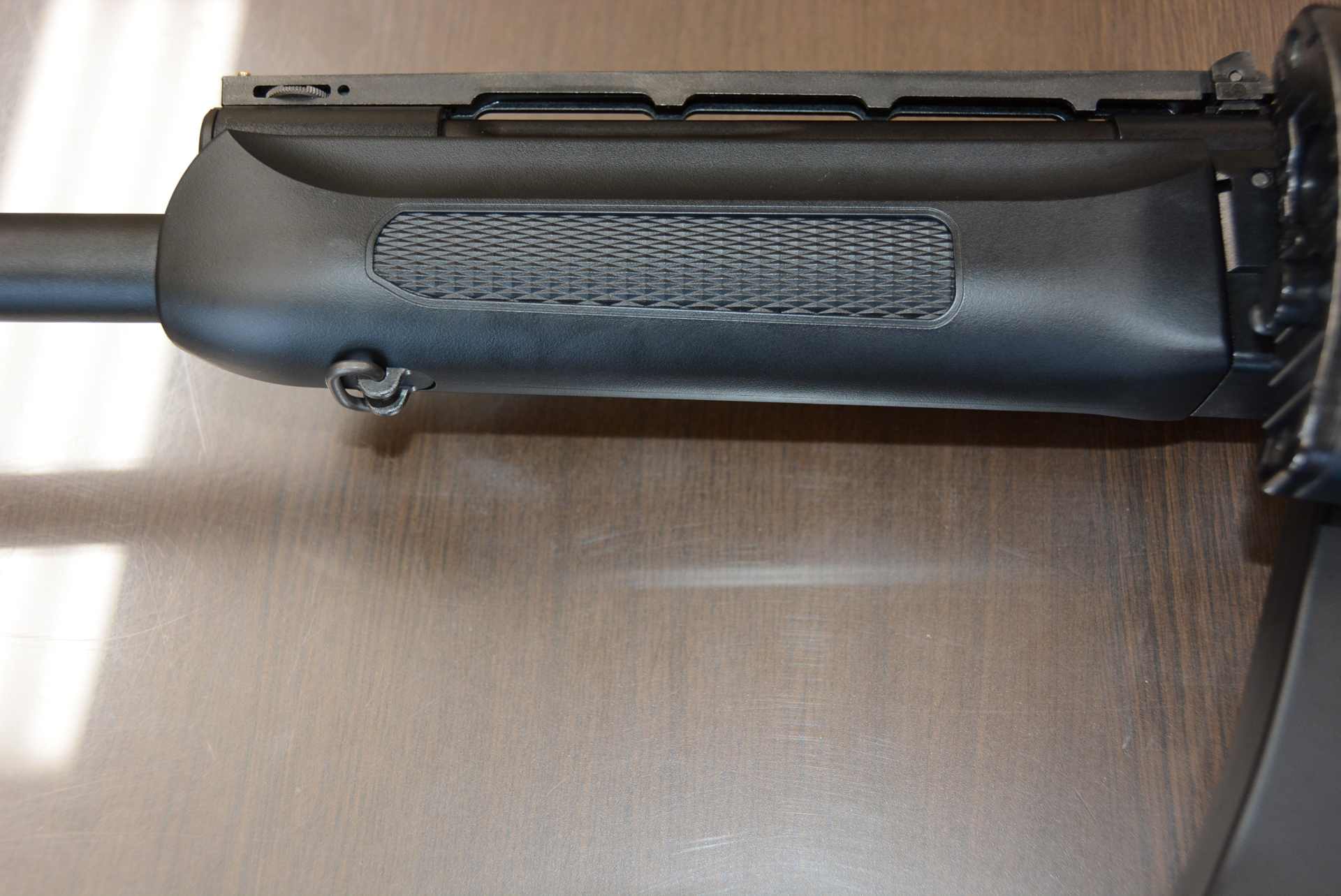 樹脂製のハンドガードもチェッカリングが刻まれ、しっかり手で握れるようになっている