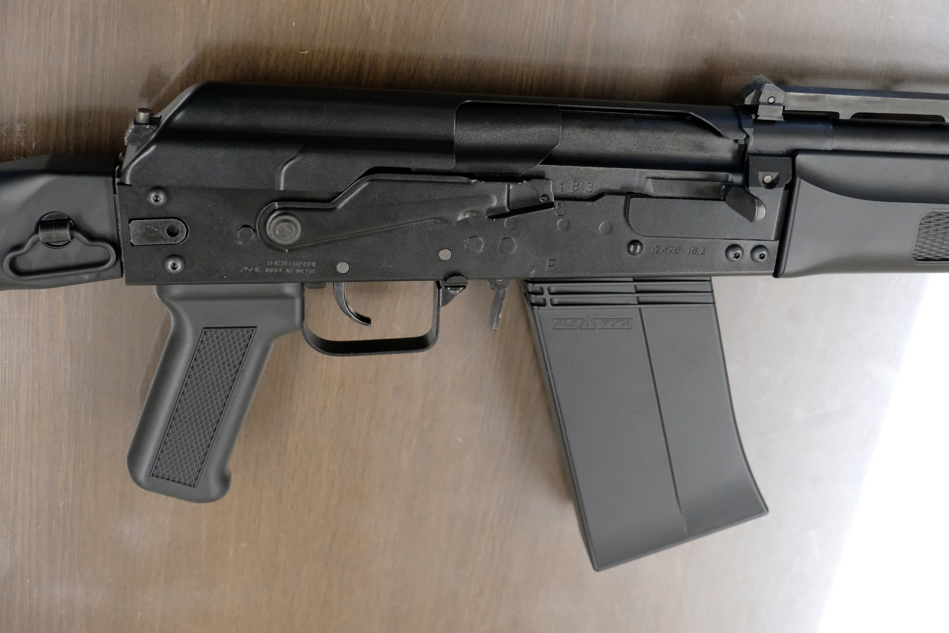 AKシリーズの大きな特徴であるセレクターレバー。チャンバーが大きく、ダストカバーがついているのも印象的だ