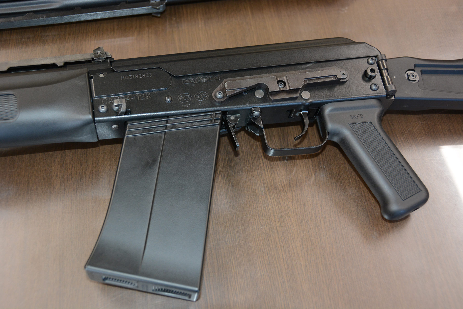 銃の左側には、オプションを取り付けられるサイドレールを装備