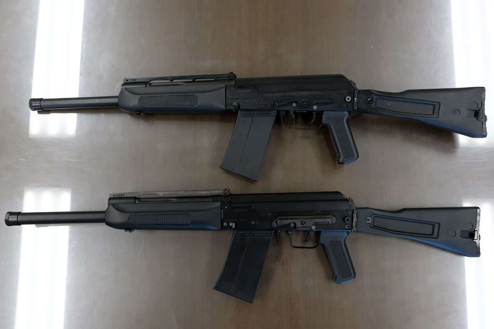 上が開発の参考になった無可動実銃。チャンバーは開放状態で操作できない。また銃身に鉄の棒が詰まっていて、持つとかなり重い