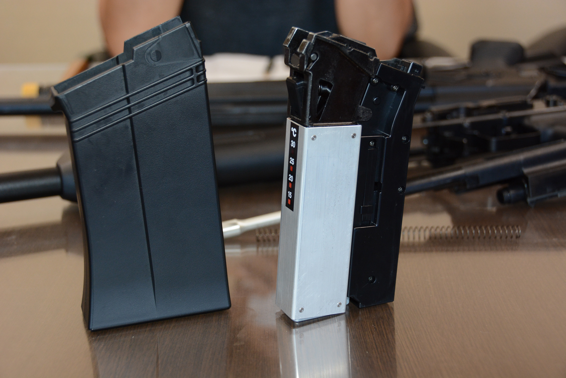 マガジンはカバーを外して内部を露出させることができる。タンクを手で暖めることも可能だ