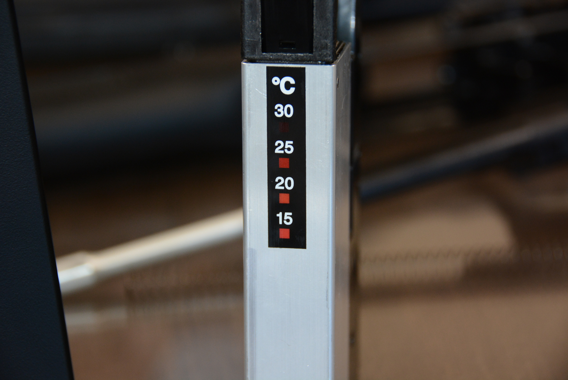 シールは温度で変化し、タンクの温度を示す