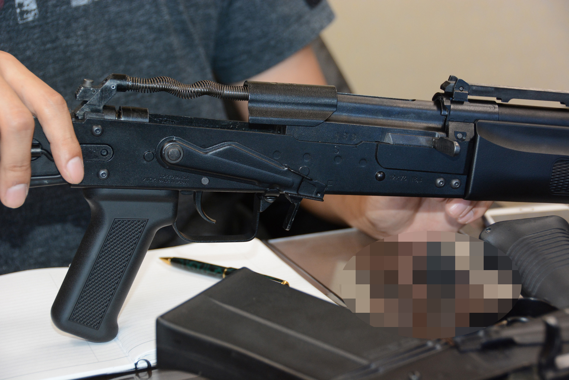 テイクダウン。マガジンからのガスの噴出で銃を動作させるガスガンは、内部機構を実銃に近い配置にすることができる。この分解・組み立てが楽しいのだ