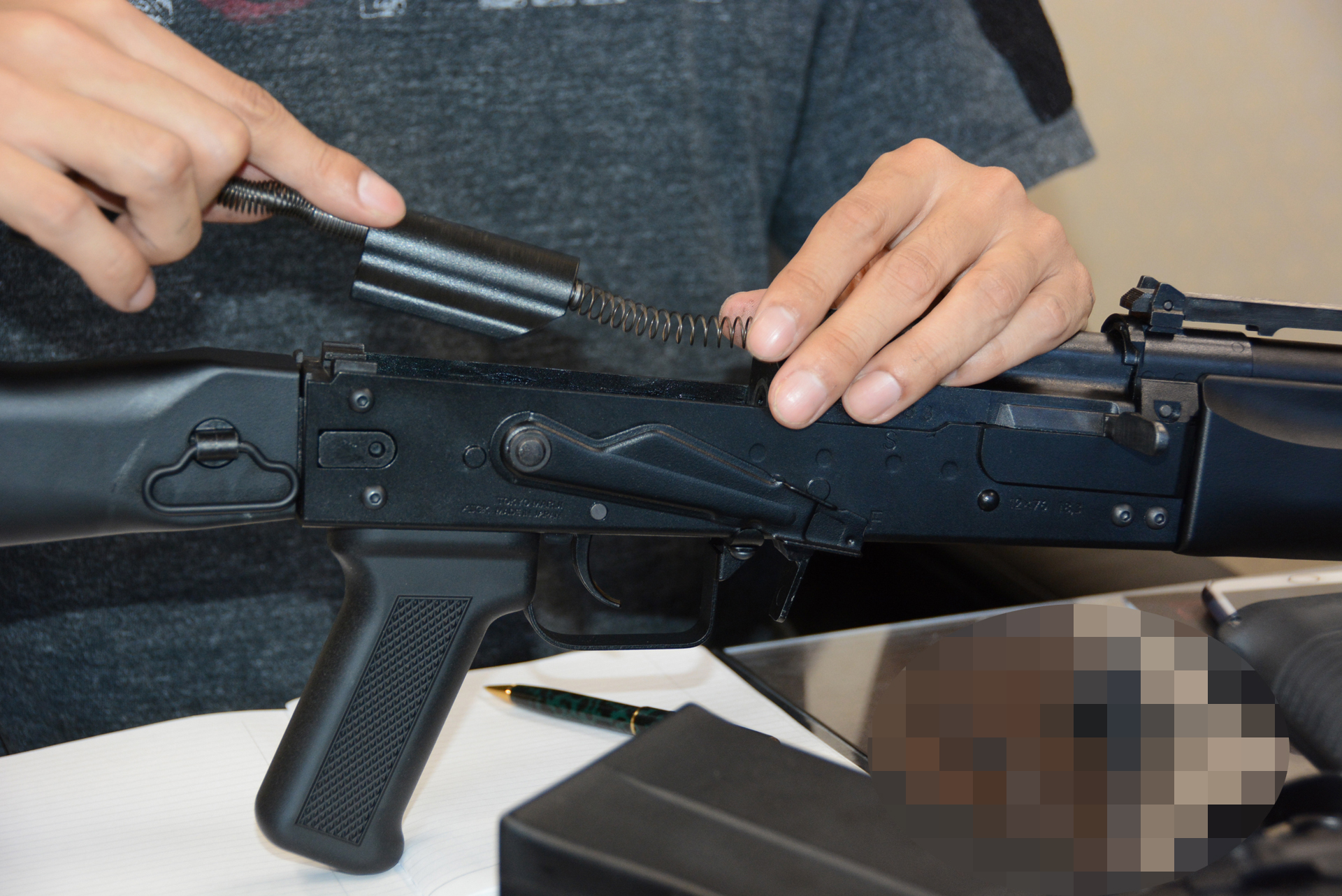 テイクダウン。マガジンからのガスの噴出で銃を動作させるガスガンは、内部機構を実銃に近い配置にすることができる。この分解・組み立てが楽しいのだ