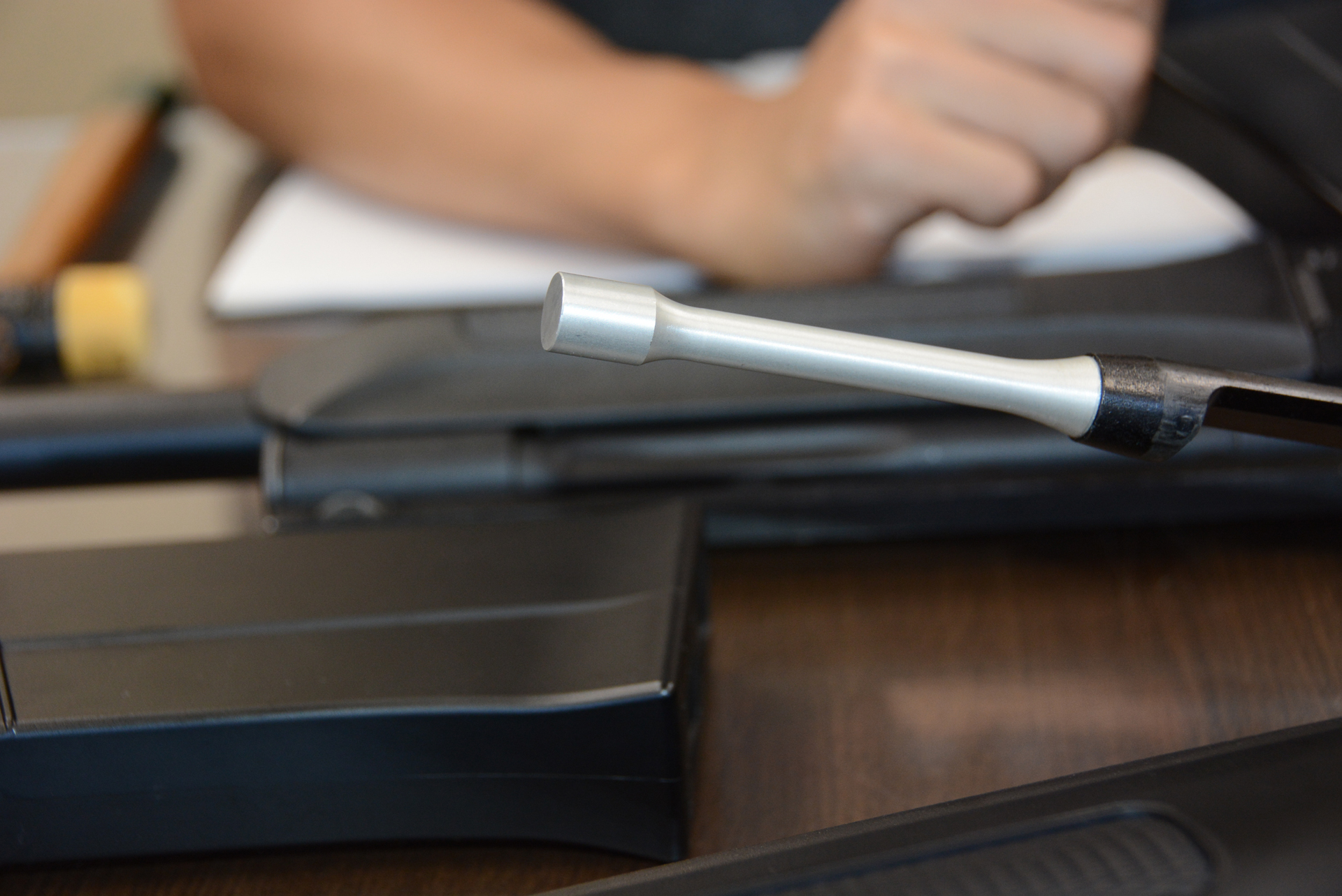 実銃では銃身内部のガスが先端部分をおすことでブローバックを行なう。もちろんガスガンではダミーだが、形状のこだわりが楽しいのだ