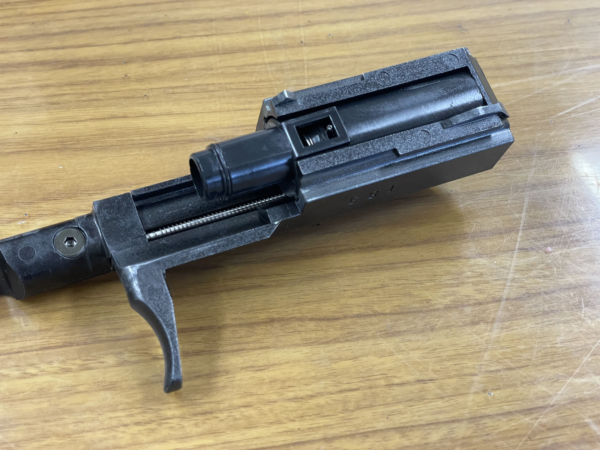 ブローバックを行なうピストンも大型だ