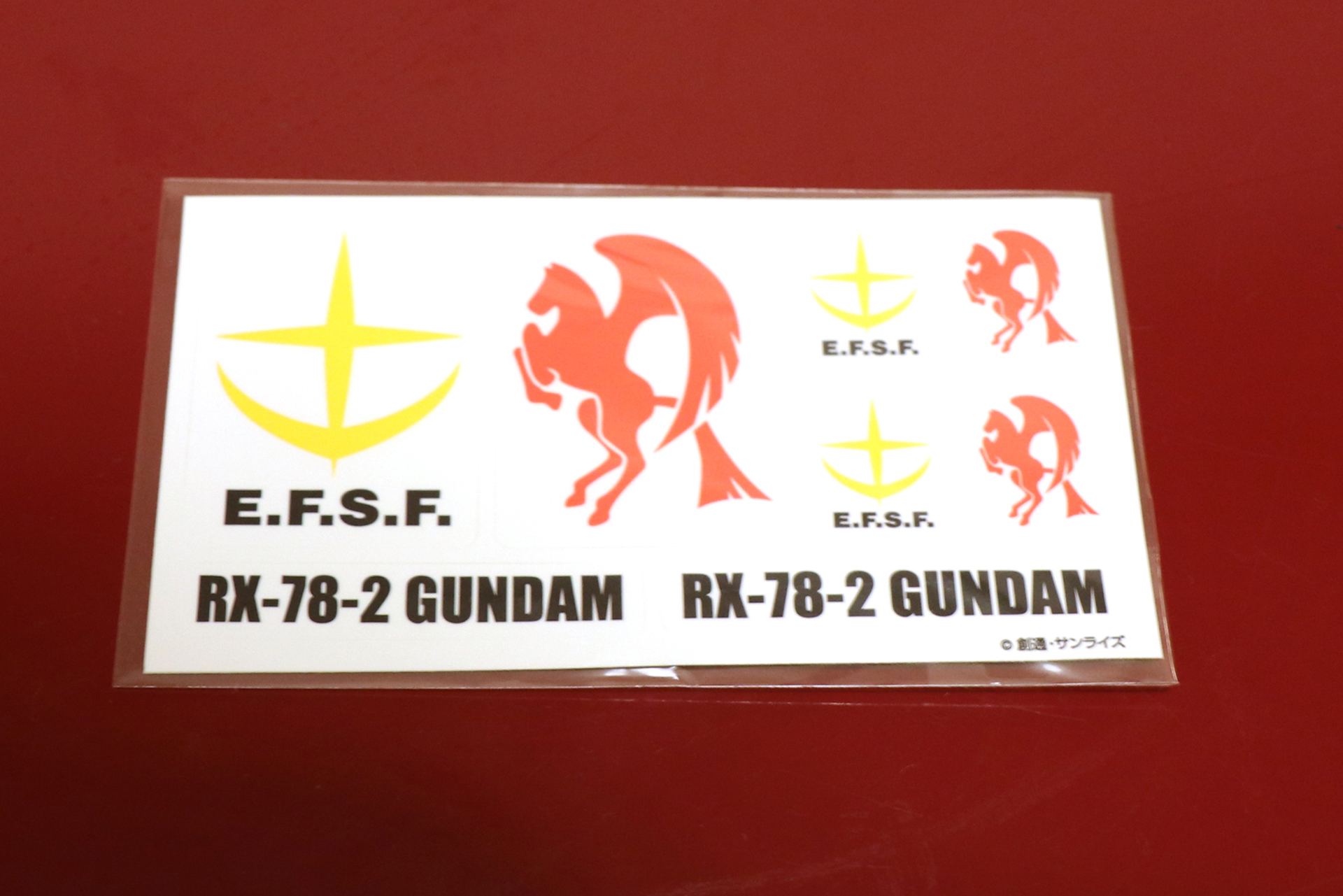 本体だけでなく、シールも付いてくる。本体に貼ってカスタマイズするのも良いだろう
