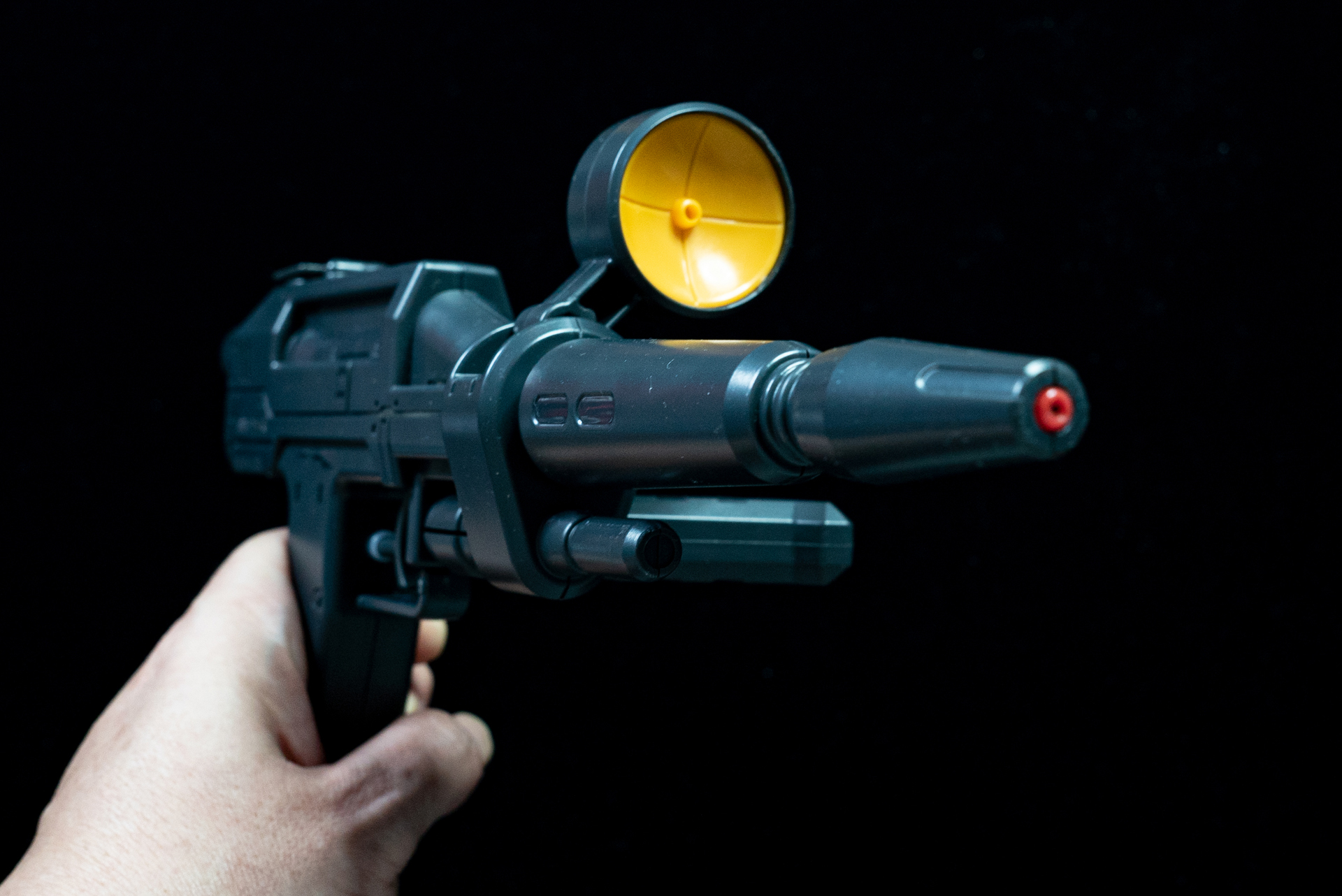 可動ギミックのおかげでスコープとフォアグリップを好きな角度に変えられるのが嬉しい