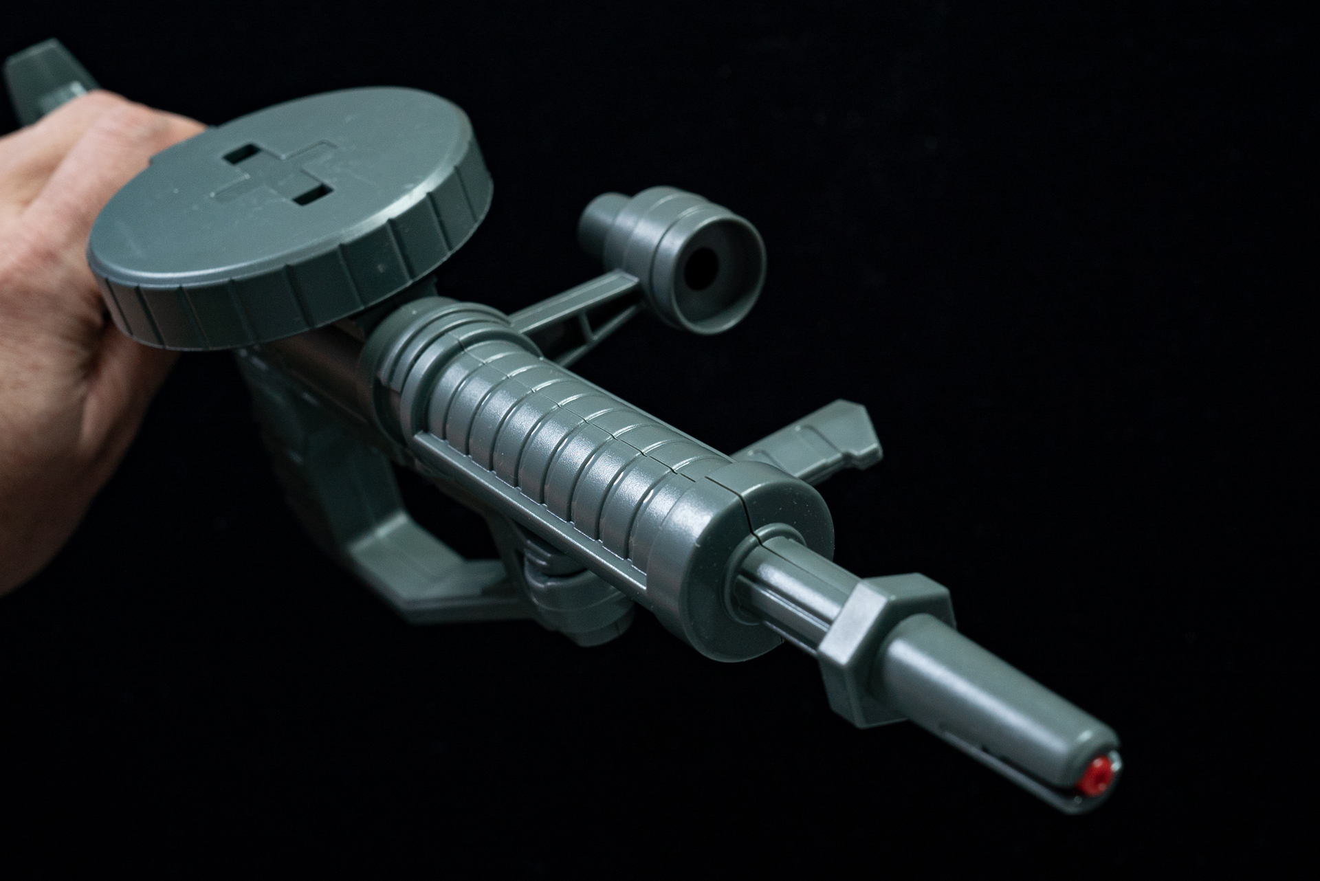 スコープとフォアグリップは45度可動する