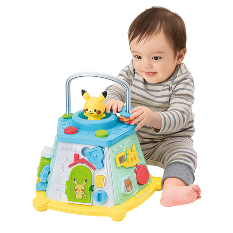 おもちゃ服セット　ピカチュウ　知育 セガトイズより知育玩具「モンポケ ピカチュウたちのてあそび