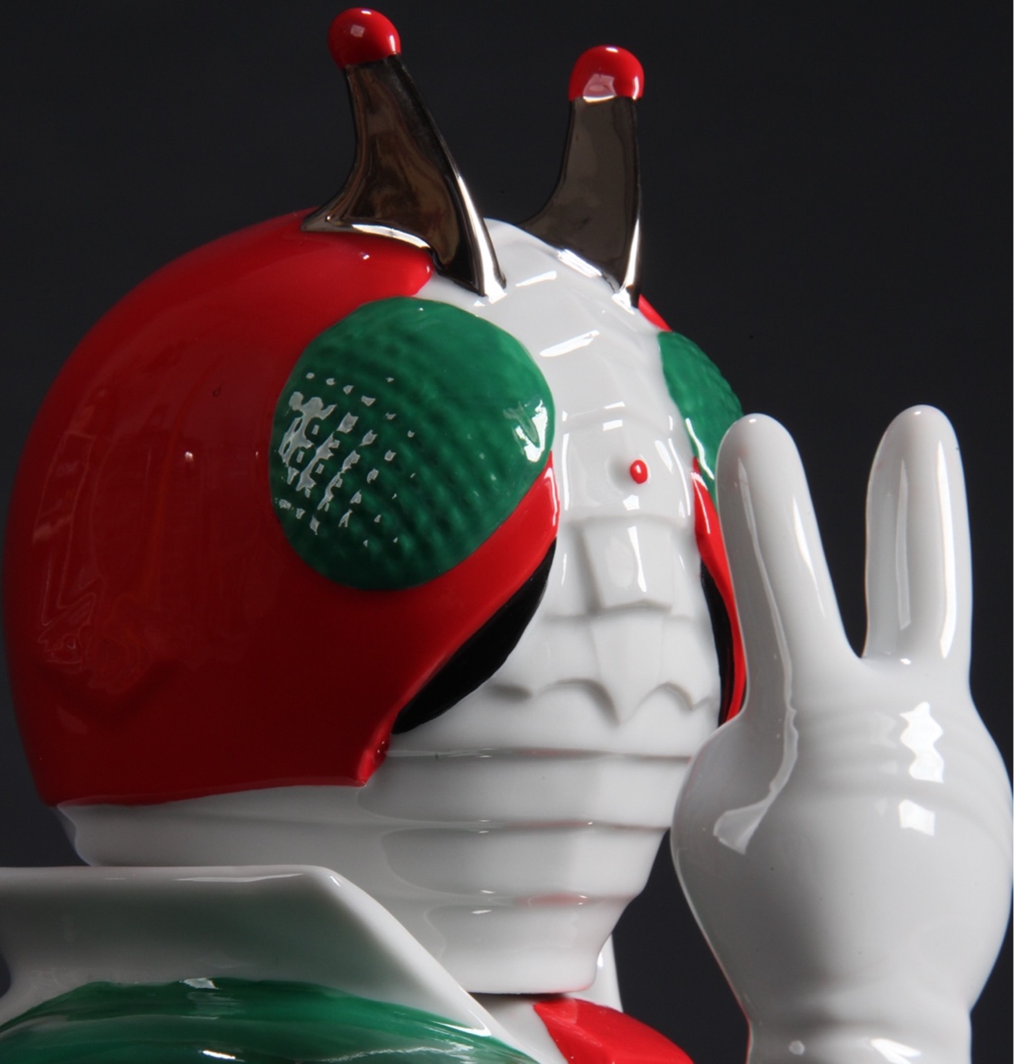 陶器では非常に再現が難しいV3の決めポーズが、高い技術により、本編さながらの雰囲気に仕上げられている