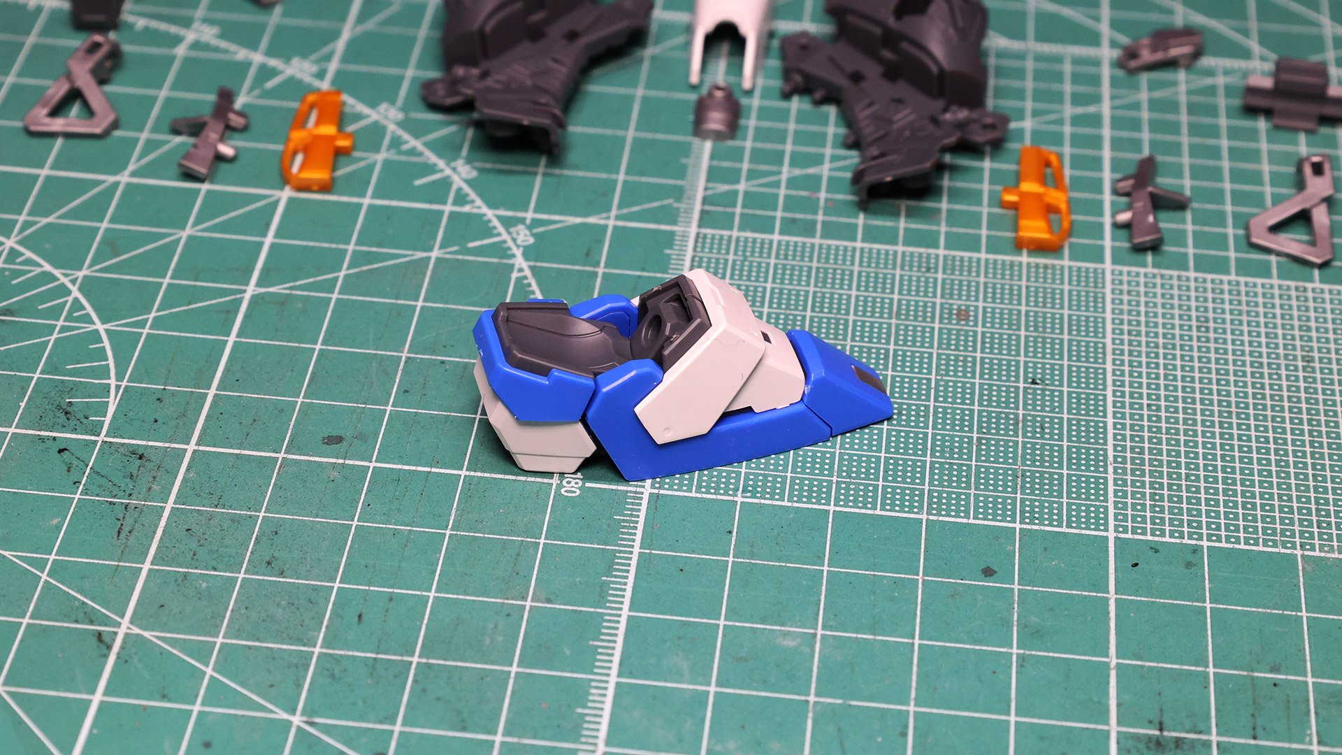 膝関節にはシリンダー状のパーツが組み込まれます