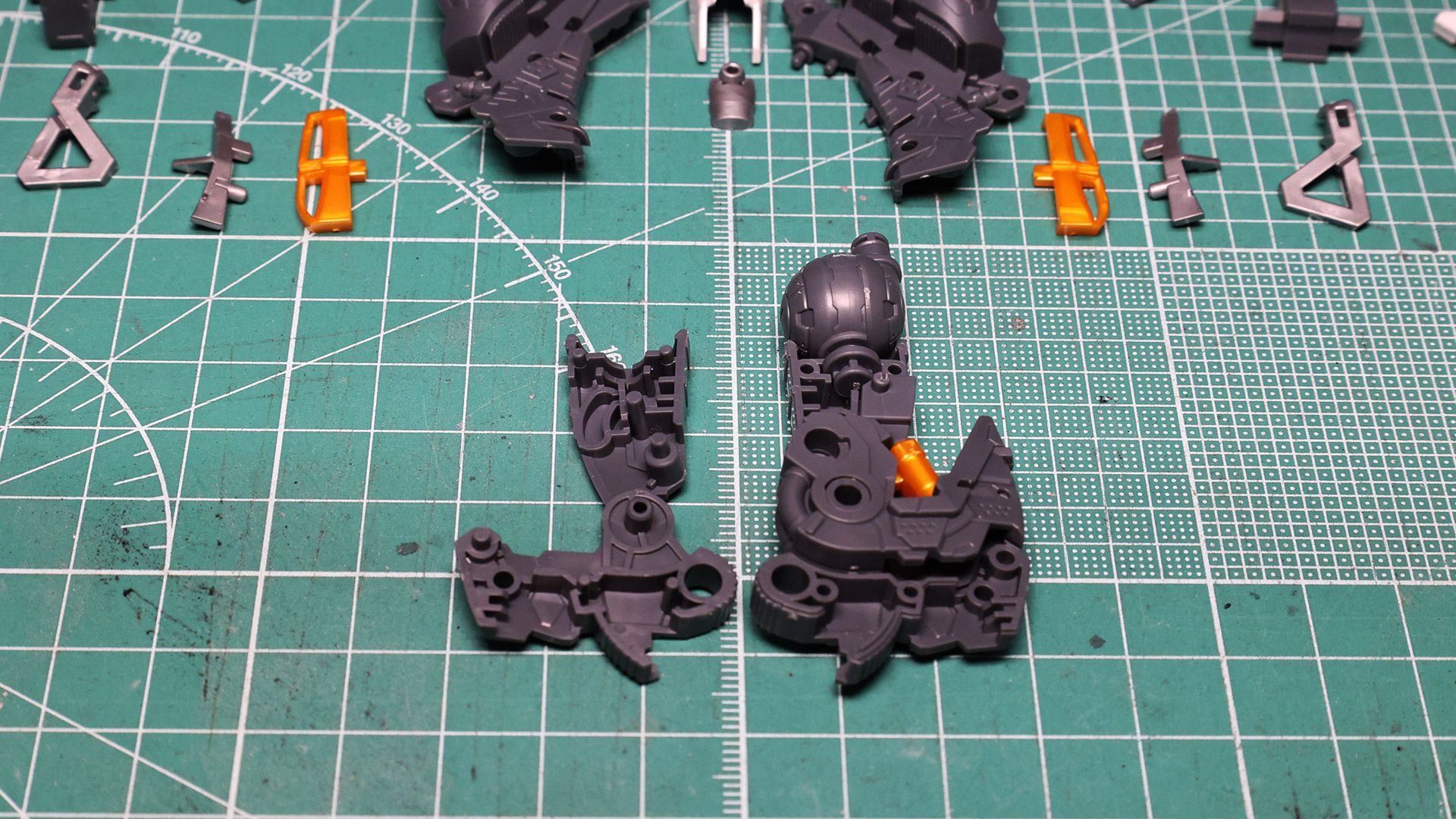 膝関節にはシリンダー状のパーツが組み込まれます