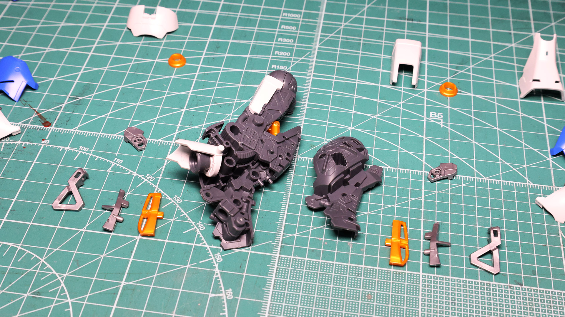 豊富で細かなメタリックカラーパーツはアクセントであり構造でもあります