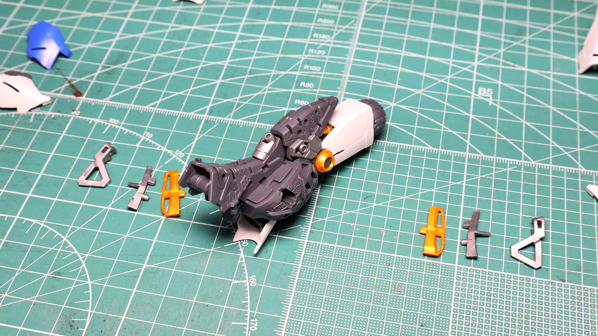 豊富で細かなメタリックカラーパーツはアクセントであり構造でもあります