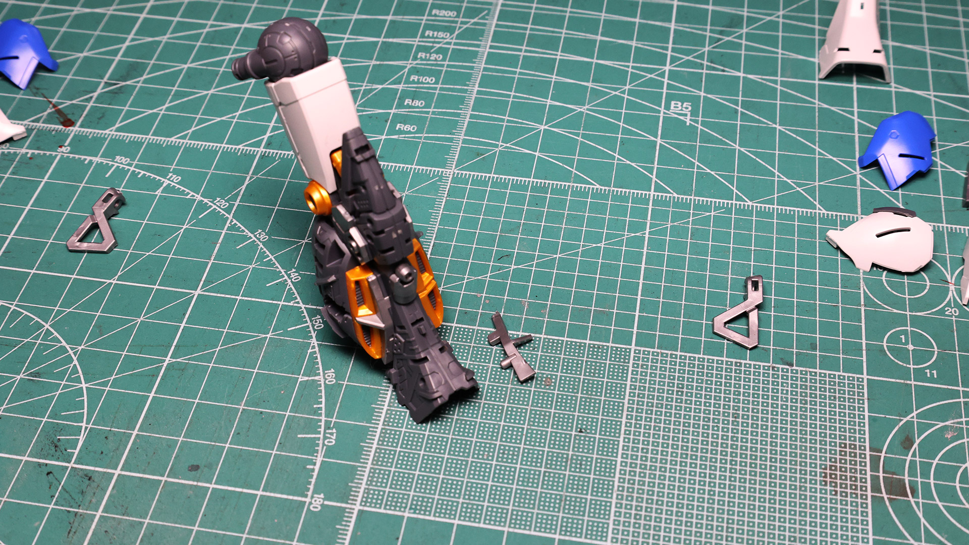 膝関節はパーツの隙間も見せないくらいの密度をもって折れ曲がります