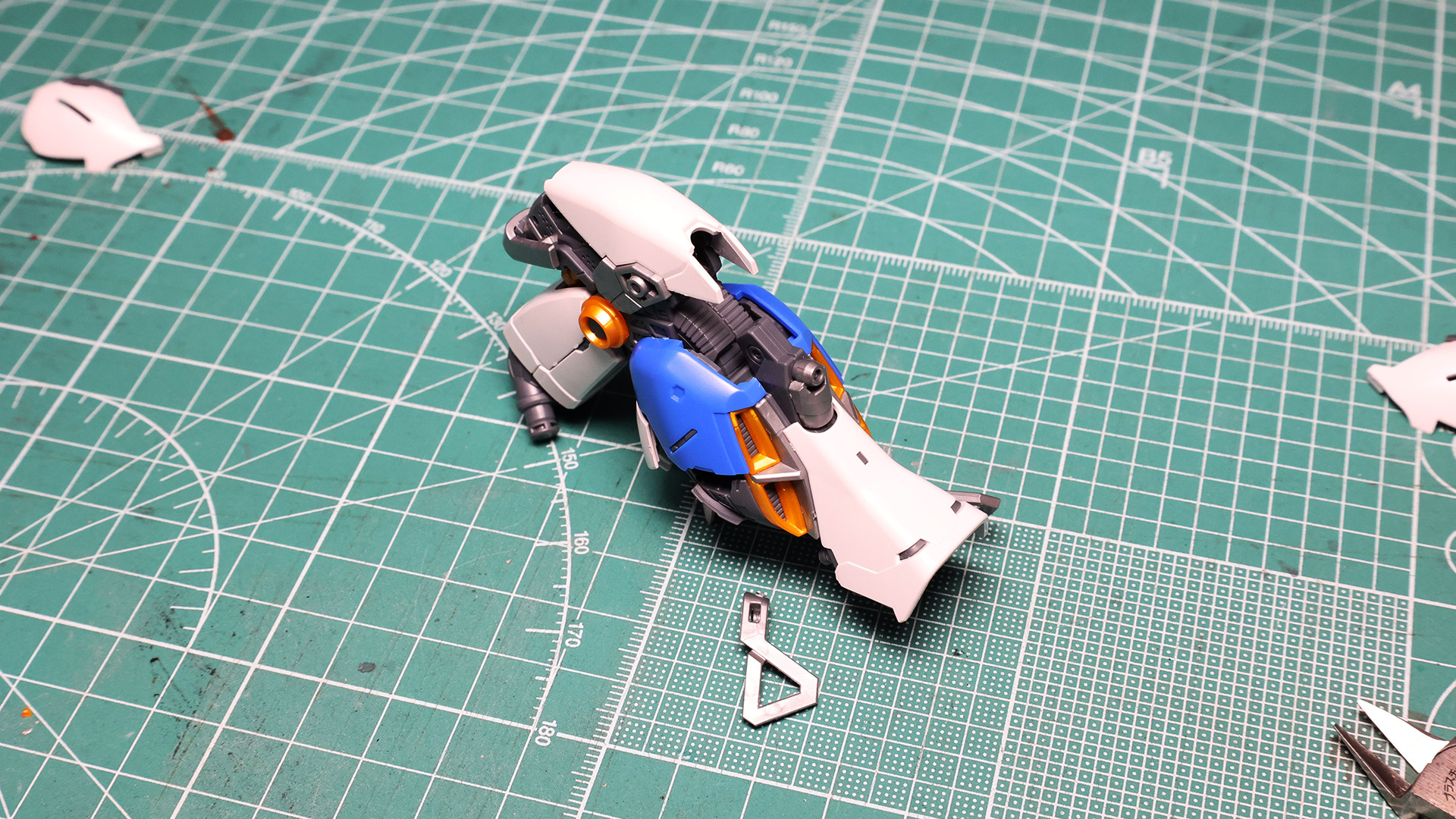 すね左右の銀色のパーツはしっかり奥まではめ込みます