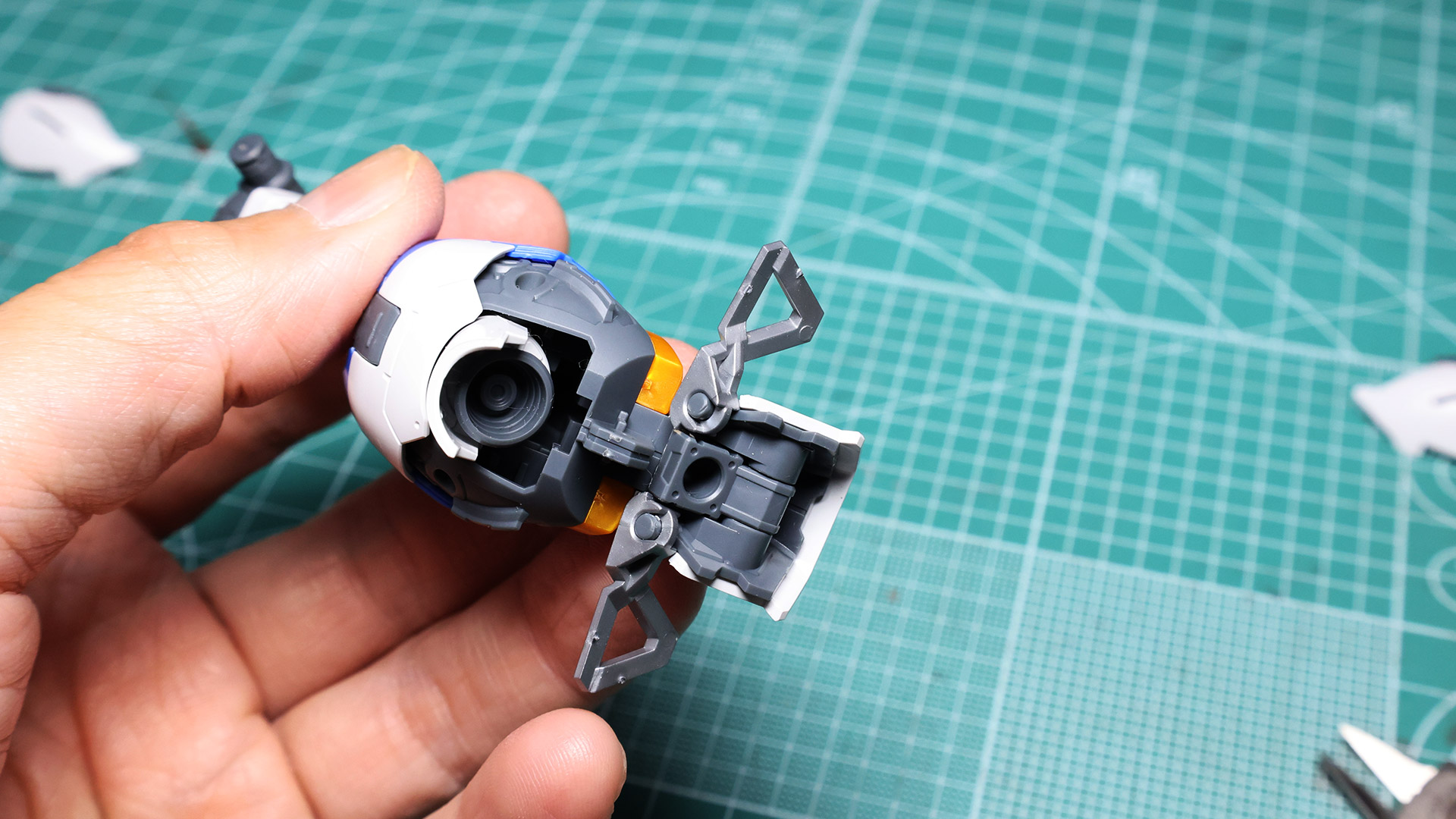 すね左右の銀色のパーツはしっかり奥まではめ込みます