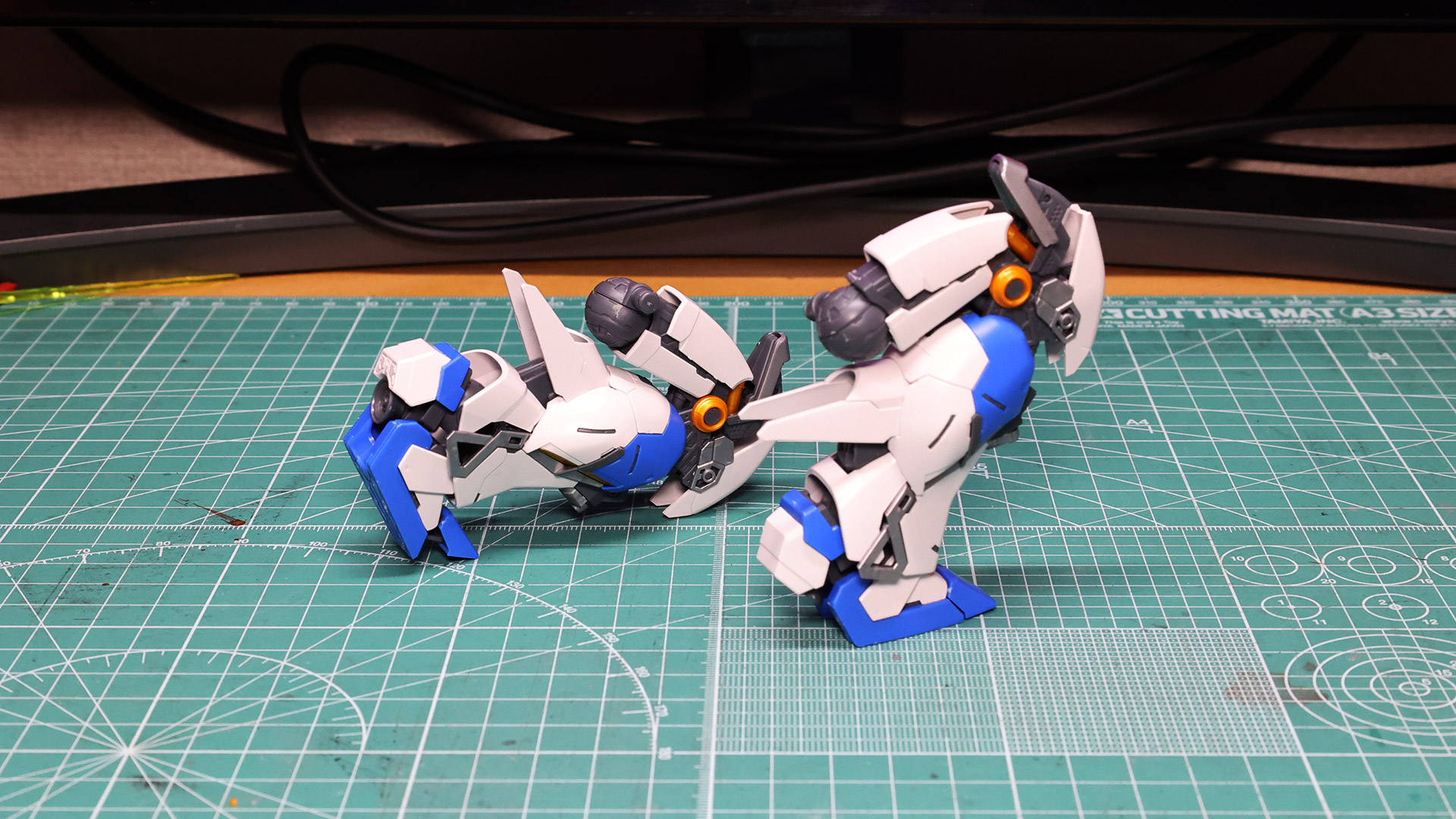 同スケールの「RG 1/144 RX-78-2 ガンダム」（写真左）と比較すると、脚部の時点でだいぶ巨大です。ライバル機「HG 1/144 ナイチンゲール」（写真奥）の巨体と並べても遜色はなさそうです