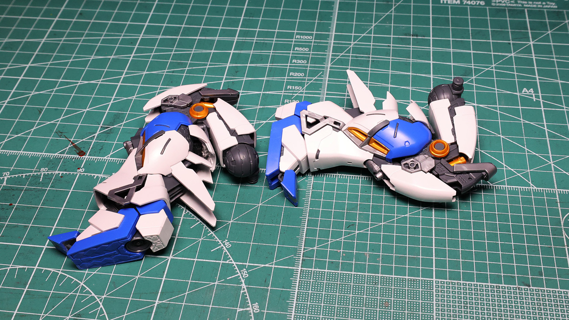 同スケールの「RG 1/144 RX-78-2 ガンダム」（写真左）と比較すると、脚部の時点でだいぶ巨大です。ライバル機「HG 1/144 ナイチンゲール」（写真奥）の巨体と並べても遜色はなさそうです