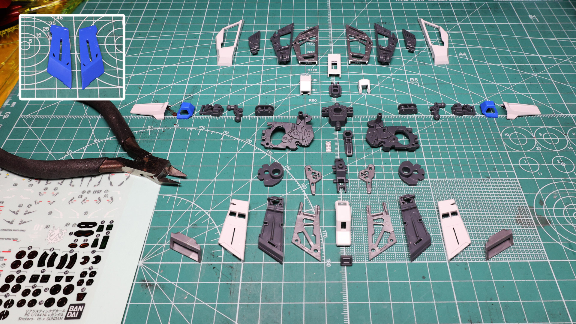 リアリスティックデカールを貼り込んでアクセントカラーにします