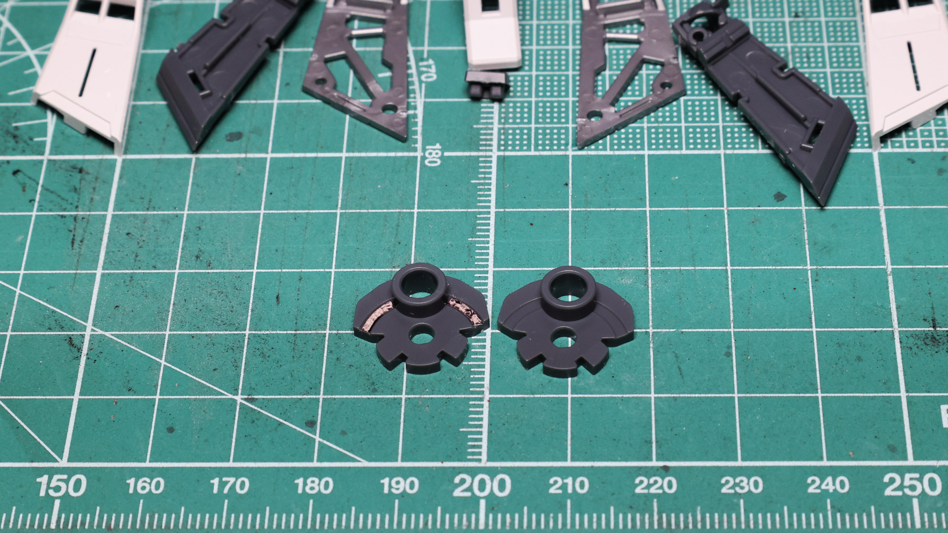 リアリスティックデカールを貼り込んでアクセントカラーにします