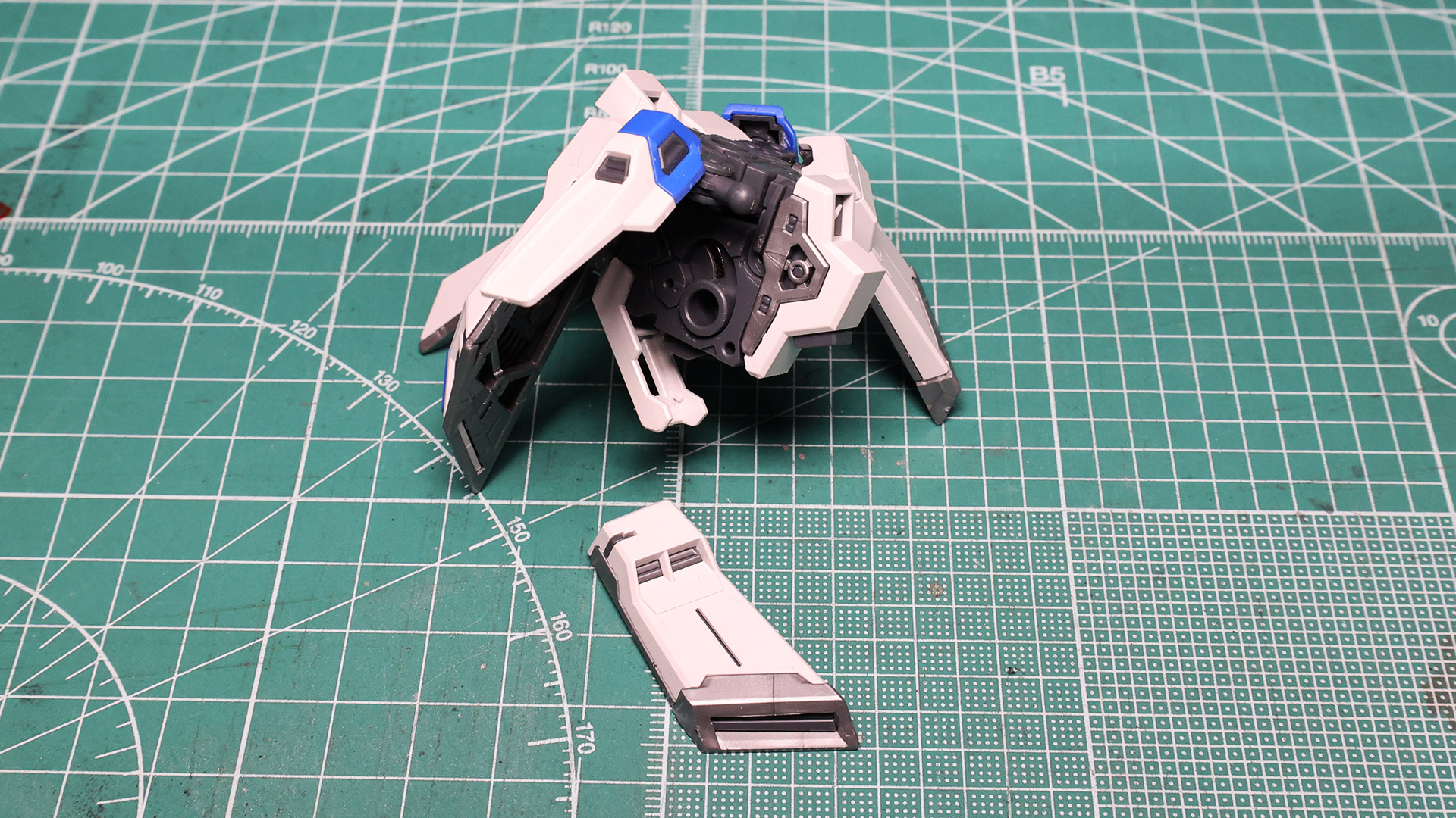 股間基部も下側へ移動させられます